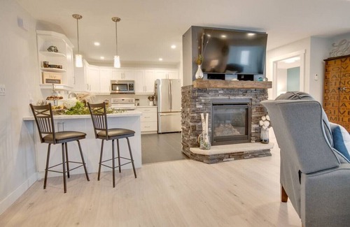 Leamington Cottage | Cozy Lake front Retreat