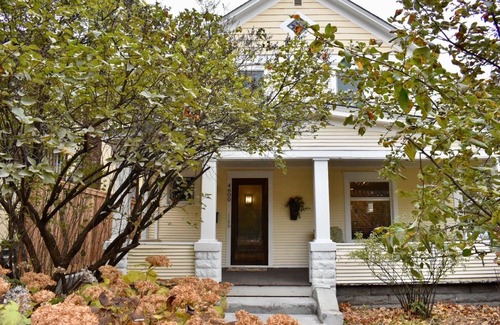 Southwest Minneapolis Apartment | Cozy Lake Harriet 2BR, great walking neighborhood yet min to downtown and MOA