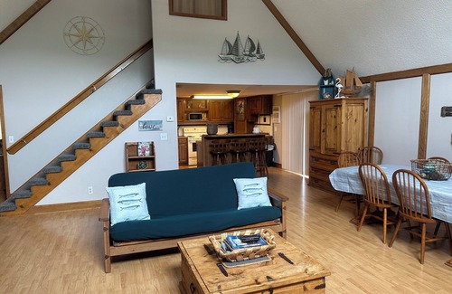 Camdenton House | Cozy lake home right on the Lake with no stairs from house to Lake!