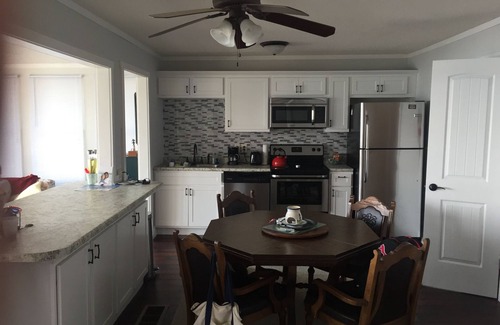 Gravois Mills House | Cozy lake in front of the home