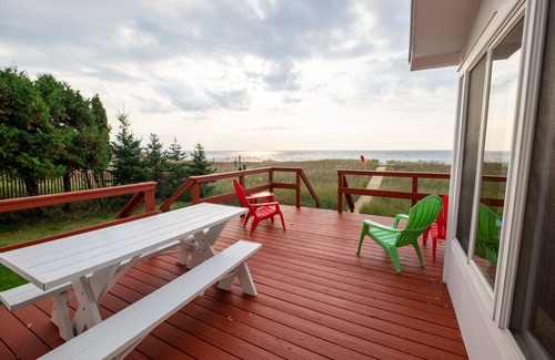 Onekama Cottage | Cozy Lake Michigan cottage with spectacular views