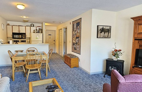 North Woodstock Condo | Cozy, lake & mountain views, AC, TV/DVD, pool/fitness club. D0045 by LRS