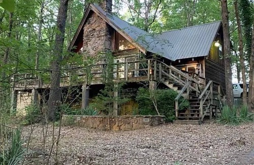 Drasco House | Cozy lake retreat at Tannenbaum Golf Club. Perfect for viewing the Eclipse!