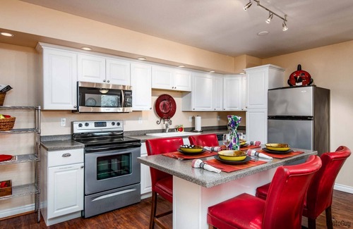 Florence House | Cozy Lake Retreat with Stunning Views! 2 separate Living areas, Pet Friendly.