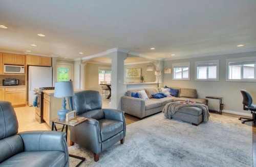 Bonney Lake House | !Cozy Lake Tapps guesthouse with Fireplace!