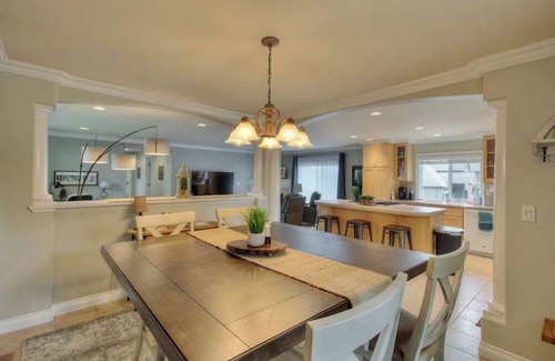 Bonney Lake House | !Cozy Lake Tapps guesthouse with Fireplace!