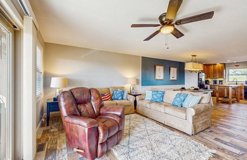 La Follette Condo | Cozy Lake-View Condo w/private washer/dryer and shared tennis court & pool