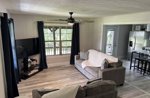 Byrdstown House | Cozy Lake View Cottage 2 minutes to Sunset Marina on Beautiful Dale Hollow Lake.