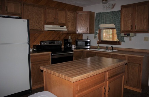 Athelstane Cabin | Cozy Lakefront Cabin-Crivitz