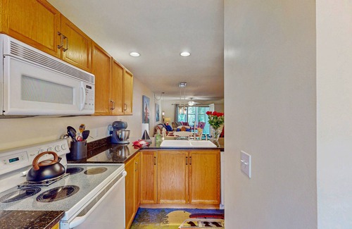 Hollister Condo | Cozy lakefront condo w/two primary suites, sunroom & shared pool