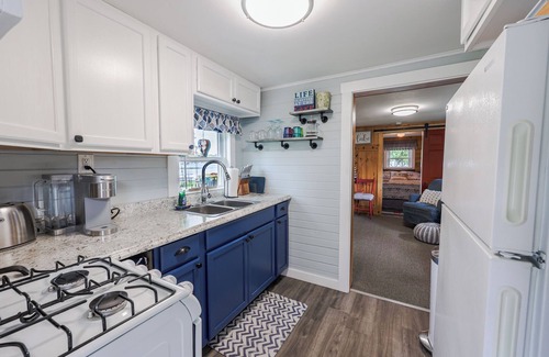 Belgrade Cottage | Cozy Lakefront Cottage