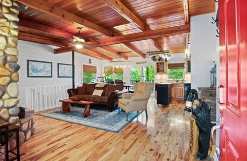 Gainesville House | Cozy Lakefront Home w/Boat Dock