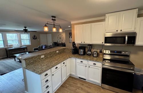 Bumpass House | Cozy Lakefront House on Lake Anna public side!