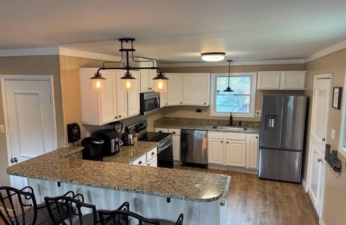 Bumpass House | Cozy Lakefront House on Lake Anna public side!