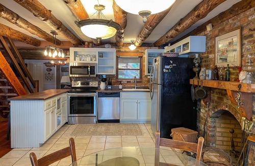 Bracey House | Cozy, Lakefront Log Cabin