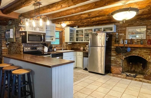 Bracey House | Cozy, Lakefront Log Cabin