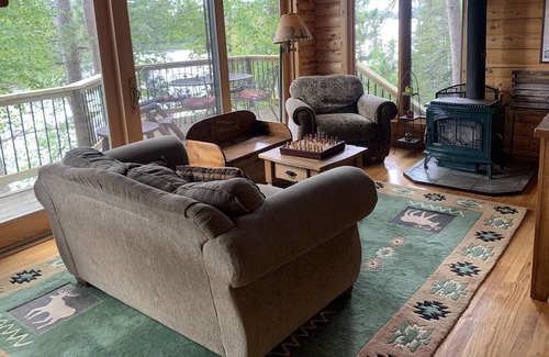 Ely Cabin | Cozy Lakefront Log Home