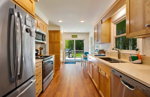 Baileys Harbor House | Cozy Lakefront Retreat | Autumn Sunrises & Fireside Nights
