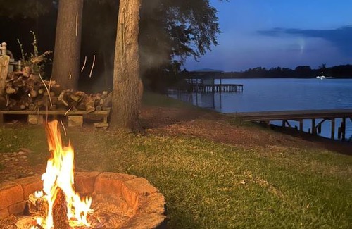 Mineola House | Cozy Lakehouse