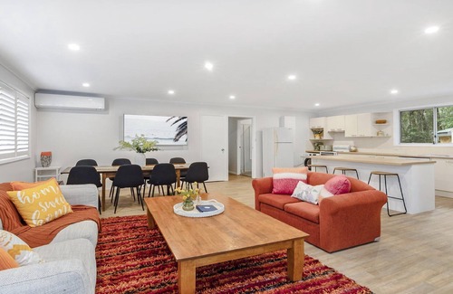 Macmasters Beach House | Cozy lakeside retreat just a short walk to beach