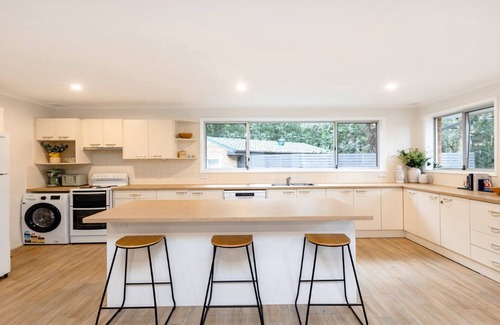 Macmasters Beach House | Cozy lakeside retreat just a short walk to beach