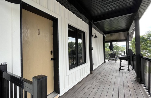 Penetanguishene House | Cozy Lakeside Cabin with Private Balcony.