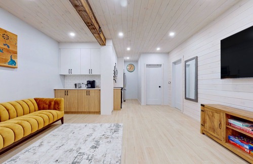 Penetanguishene House | Cozy Lakeside Cabin with Private Balcony.