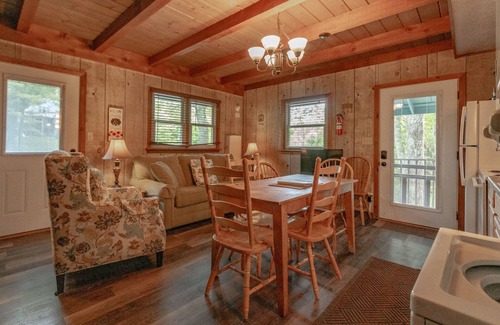 Blowing Rock Apartment | Cozy Lakeside Cabin #14 - Sleeps 6 - Full kitchen + fireplace - between Boone & Blowing Rock NC