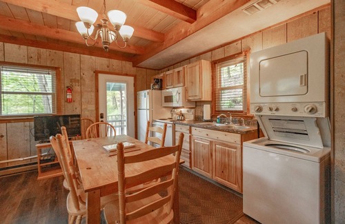 Blowing Rock Apartment | Cozy Lakeside Cabin #14 - Sleeps 6 - Full kitchen + fireplace - between Boone & Blowing Rock NC