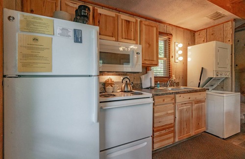 Blowing Rock Apartment | Cozy Lakeside Cabin #14 - Sleeps 6 - Full kitchen + fireplace - between Boone & Blowing Rock NC