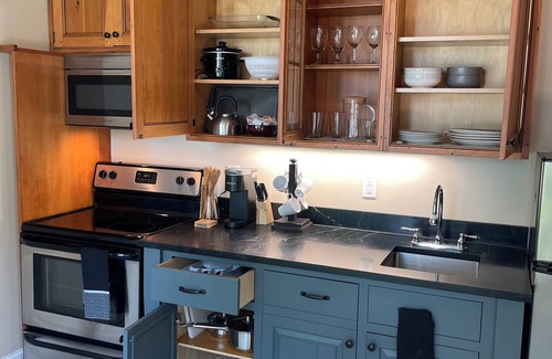 Southmont House | Cozy lakeside cottage. Perfect for a couples get away.
