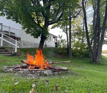 McKellar House | Cozy Lakeside Cottage with Beautiful Sunsets