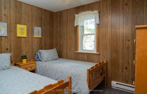 McKellar House | Cozy Lakeside Cottage with Beautiful Sunsets