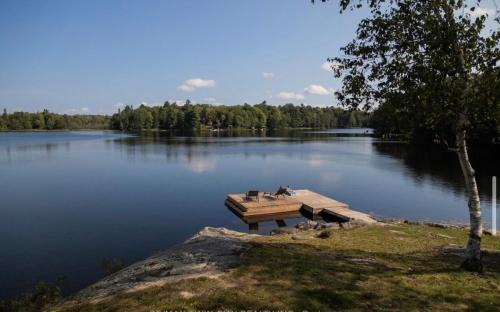 McKellar House | Cozy Lakeside Cottage with Beautiful Sunsets