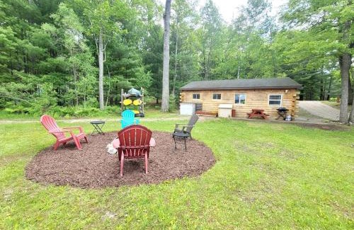 Bitely House | Cozy Lakeside Log Cabin with Kayaks & Arcade Access near Trails in Bitely, Michigan