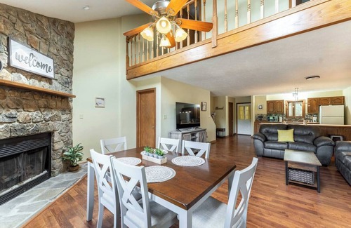 Cheat Lake House | Cozy Lakeside Townhouse