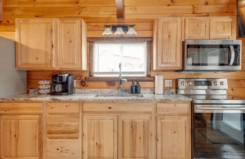 Ashtabula Apartment | Cozy Lakeview Cabin, Pet Friendly, Near Wineries and Geneva-on-the-Lake