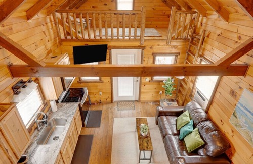Ashtabula Apartment | Cozy Lakeview Cabin, Pet Friendly, Near Wineries and Geneva-on-the-Lake