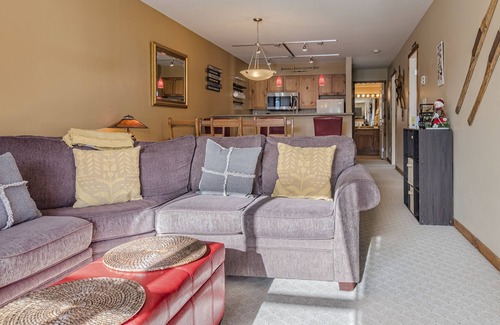 Silver Star Mountain Condo | Cozy Large Corner Condo in Creekside with Shared Outdoor Hot Tub, Pet Friendly!