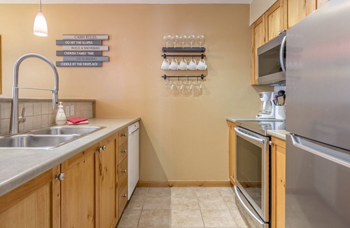 Silver Star Mountain Condo | Cozy Large Corner Condo in Creekside with Shared Outdoor Hot Tub, Pet Friendly!