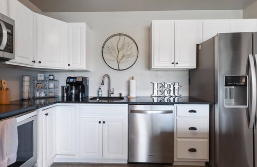 Lake Geneva Condo | Cozy LG Retreat! King Bed! Fireplace! WiFi!