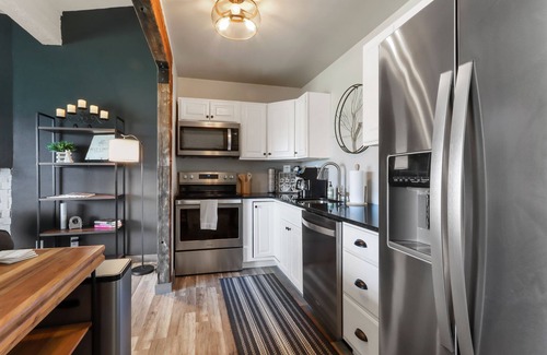 Lake Geneva Condo | Cozy LG Retreat! King Bed! Fireplace! WiFi!