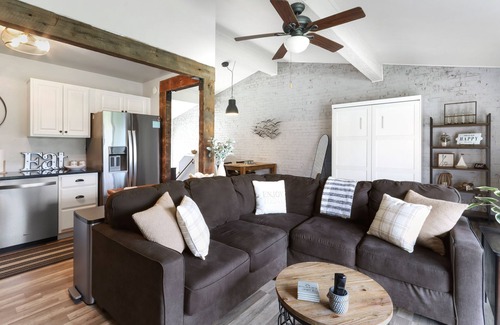 Lake Geneva Condo | Cozy LG Retreat! King Bed! Fireplace! WiFi!