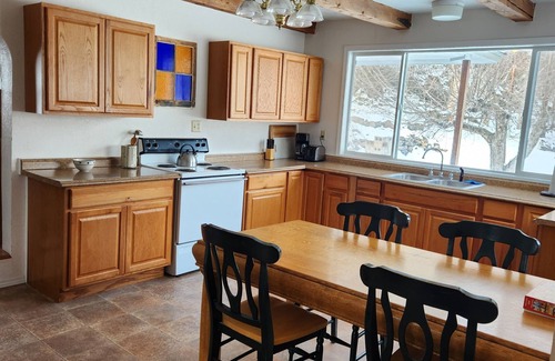 Oxbow House | Cozy little cabin in the heart of Hells Canyon, with boat parking.