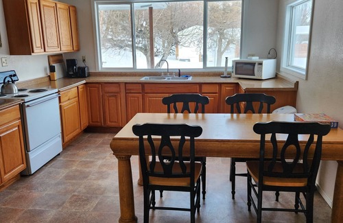 Oxbow House | Cozy little cabin in the heart of Hells Canyon, with boat parking.