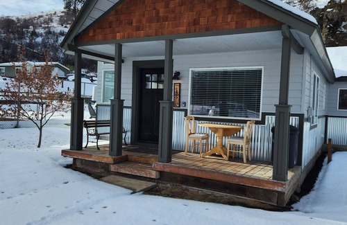 Oxbow House | Cozy little cabin in the heart of Hells Canyon, with boat parking.