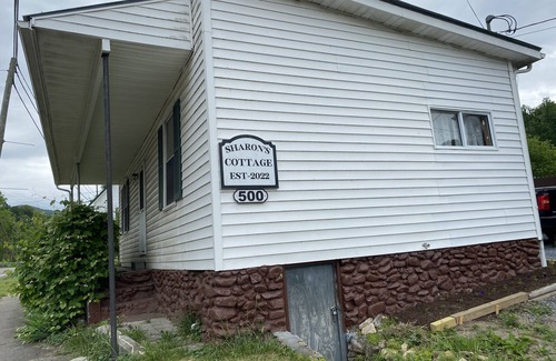 Damascus House | Cozy little cottage right in the friendly town of Damascus.