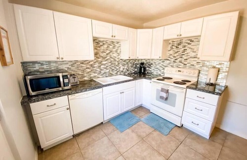 Camelback East House | Cozy Little Home w Private Washer & Dryer!