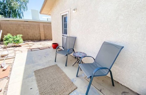 Camelback East House | Cozy Little Home w Private Washer & Dryer!