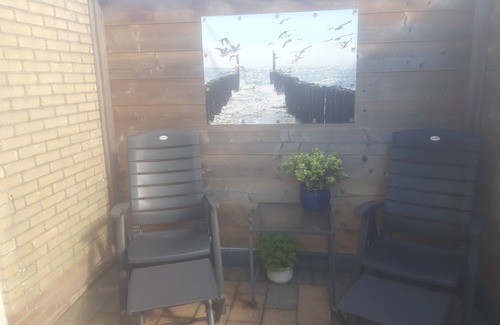 Westkapelle Apartment | Cozy living room for 2 people. with separate kitchen.